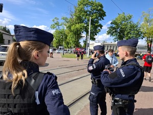 Policjanci patrolują drogę przy skrzyżowaniu