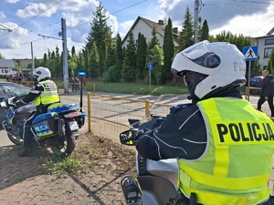 Policjanci na motocyklach patrolują drogę