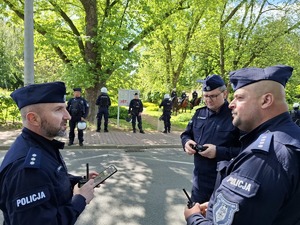 Policjanci patrolują rejon drogi