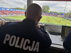 Policjant w punkcie obserwacyjnym przygląda się rozgrywkom na boisku