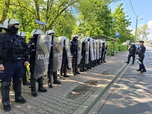 Policjanci zabezpieczają drogę
