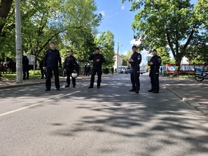 Policjanci zabezpieczają drgę przy stadionie