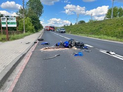 Zniszczony motocykl leży na drodze