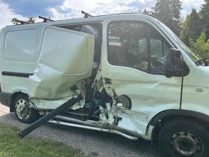 Zniszczony bus w który brał udział w wypadku drogowym