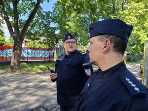 Policjanci na drodze podczas zabezpieczenia