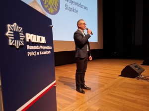 Mężczyzna mówi do mikrofonu
