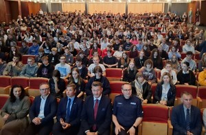 Publiczność, która wypełnia salę