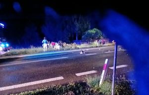 Miejsce zdarzenia w którym pojazd wywrócony na dach leży na poboczu drogi