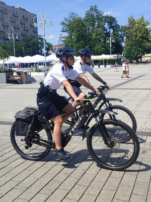 Policjanci na rowerach podczas patrolowania miasta