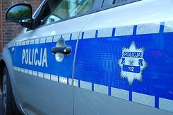 Napis Policja na karoserii radiowozu