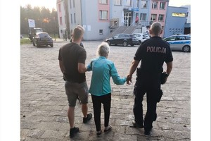Policjanci prowadzą seniorkę