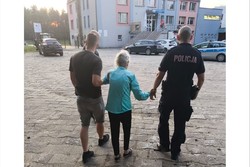 Policjanci prowadzą seniorkę