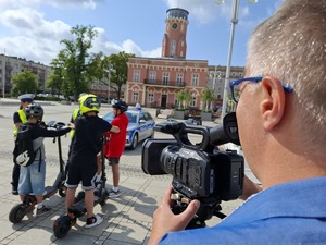 Mężczyzna filmuje rozmowę policjantów z chłopakami na hulajnogach