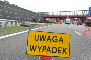 Oznaczona droga znakiem z napisem Uwaga wypadek