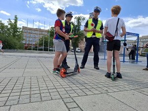 Policjanci rozmawiają z młodymi użytkownikami hulajnóg