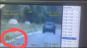 Wyświetlacz ekranu przedstawiający pojazd na drodze