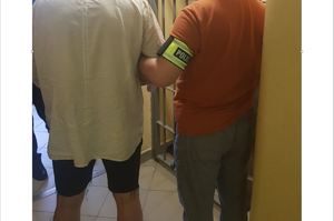 Zatrzymany podczas doprowadzenia przez nieumundurowanego policjanta w pomieszczeniach służbowych
