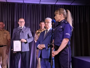 Policjantka przemawia do mikrofonu