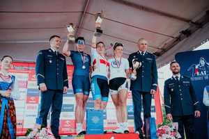uczestnicy konkursu na podium, policjanci w mundurach