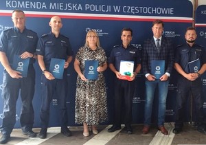 Wspólne pamiątkowe zdjęcie przy ściance z napisem Policja