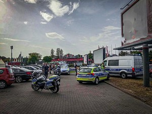 Policyjne radiowozy na miejscu zdarzenia