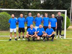 Zawodnicy w bramce pozują do zdjęcia