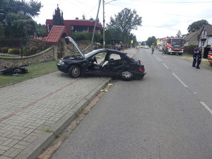 Zniszczony pojazd na drodze