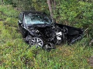 Zniszczony pojazd na poboczu