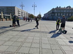 Policjanci rozmawiają z użytkownikiem hulajnogi