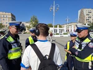 Policjanci rozmawiają z użytkownikiem hulajnogi elektrycznej