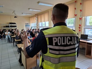 Policjant w klasie szkolnej rozmawia z uczniami