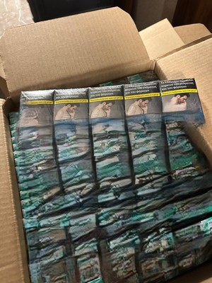 Karton w którym znajdują się paczki papierosów