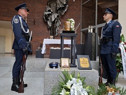 Policjanci stoją przy urnie przed ołtarzem w kościele