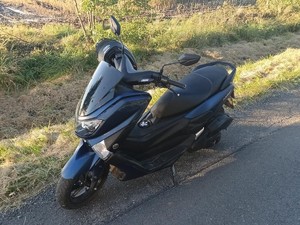 Motocykl stojący na drodze