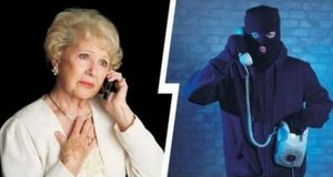 Seniorka rozmawia z zamaskowanym mężczyzną przez telefon