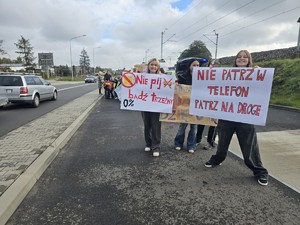 Plakaty, które dzieci prezentują przy drodze