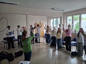 Młodzież w sali podczas zajęć