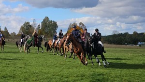 Policjant na koniu ucieka przed zawodnikami