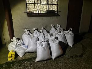 Wypełnione worki stoją w pomieszczeniu gospodarczym