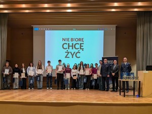 Uczestnicy pozują do zdjęcia ze sceny