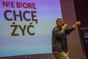 Mężczyzna ze sceny śpiew do mikrofonu