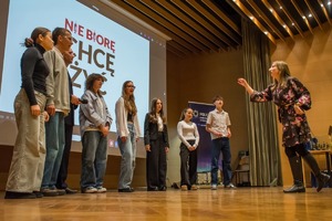 Uczestnicy stoją na scenie