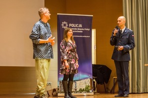 Policjant rozmawia z kobietą i z mężczyzną