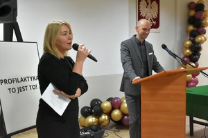 Kobieta i mężczyzna mówią do mikrofonu