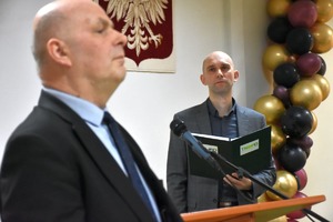 Dwaj mężczyźni podczas przemówienia