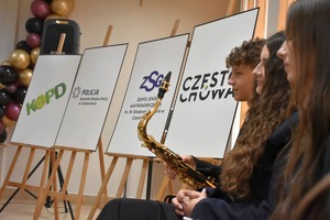 Młodzież z instrumentami na scenie