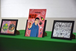 Trzy prace plastyczne wystawione na wystawie