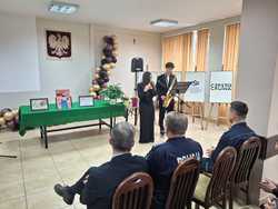 Młodzież podczas występu prezentuje grę n instrumentach przed widownią