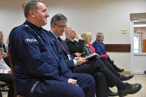Policjanci siedzą w sali podczas konferencji