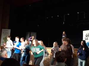 Młodzież podczas występu na scenie